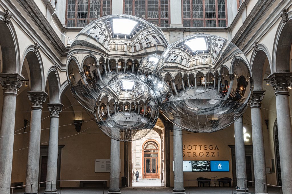 tomas saraceno in mostra a palazzo strozza