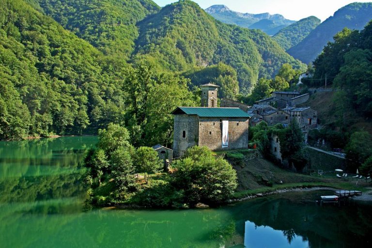 Borgo di Isola Santa in Garfagnana