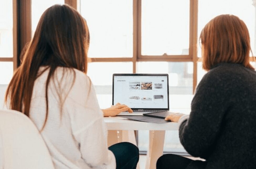 Moda femminile e lavoro: consigli sulla scelta della borsa porta pc