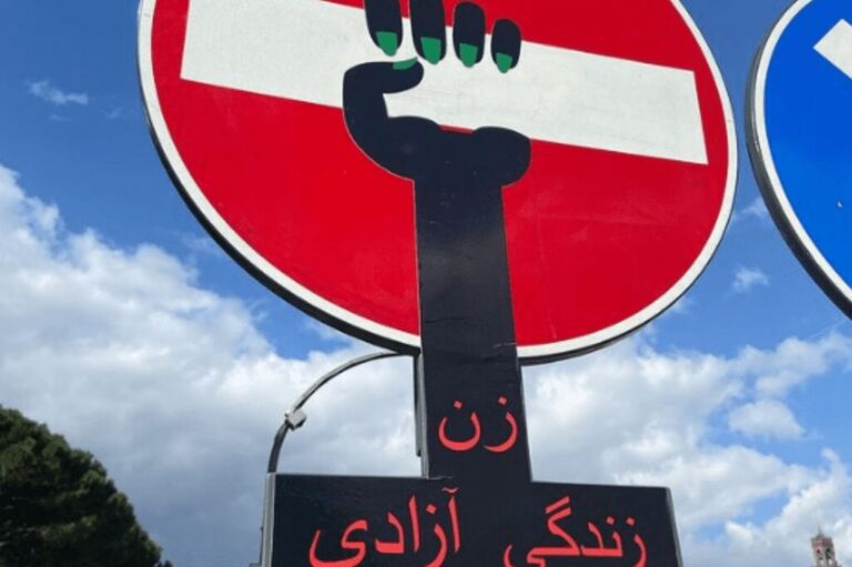 clet monumento donne iraniane