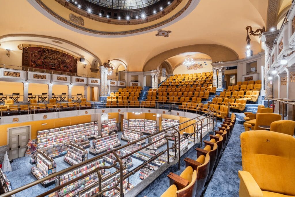 "Libreria Cinema Giunti Odeon: Un Luogo Unico a Firenze