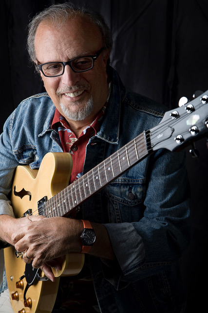 Ivano Fossati, foto con la chitarra