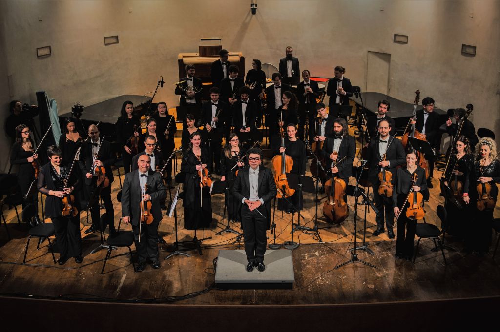 orchestra sinfonica si presenta al pubblico