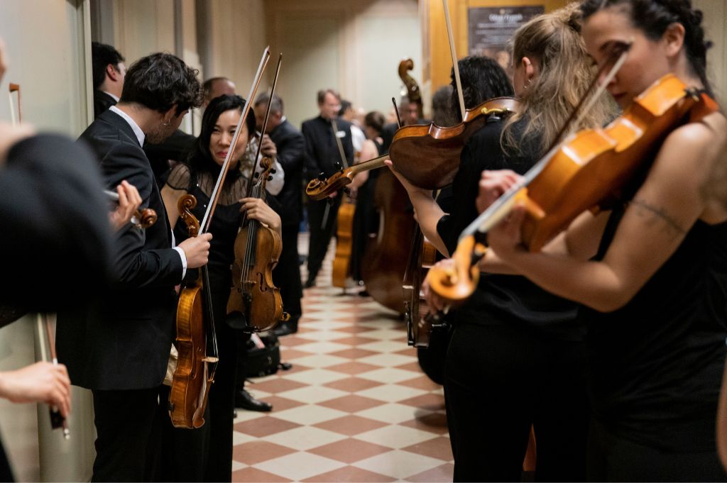 orchestrali in attesa prima di cominciare un concerto