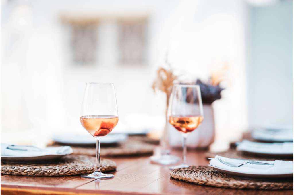 Calici di vino rosato all’evento Hilton Garden Inn Firenze