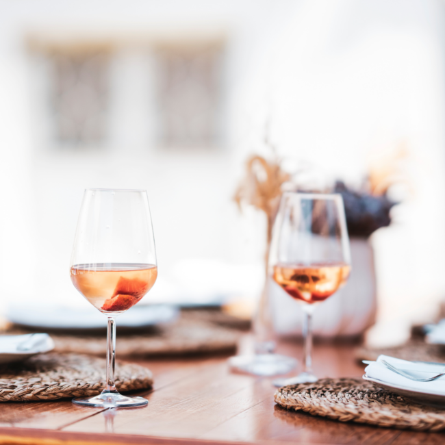 Calici di vino rosato all’evento Hilton Garden Inn Firenze