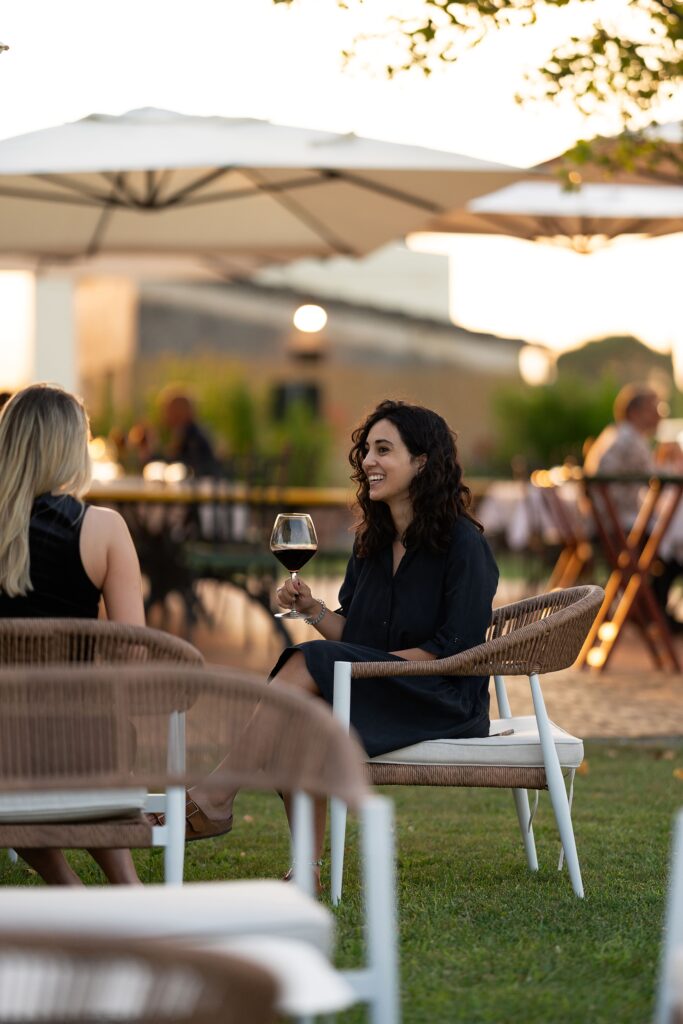 Vista del giardino estivo e della sala del ristorante Podere Giglio, tra Empoli, Vinci e le colline del Chianti