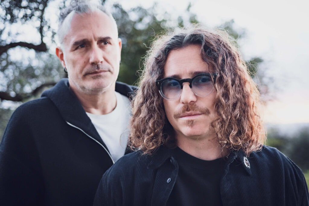 under:tones unisce tre personalità d’eccellenza della scena musicale internazionale: Alex Neri (Planet Funk), autentico pioniere dell’elettronica italiana e figura di riferimento che ha influenzato profondamente il suono degli ultimi trent’anni; Matteo Zarcone, polistrumentista e produttore attivo da anni tra Europa e Stati Uniti; e Sonny Reeves, frontman britannico dalla voce magnetica con una lunga esperienza di collaborazioni internazionali.