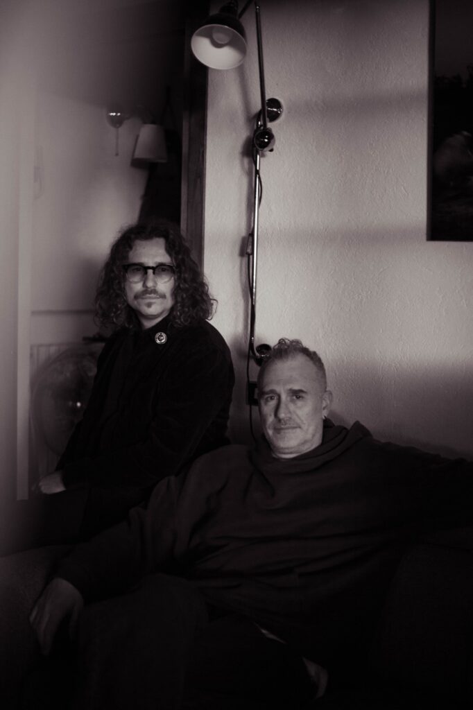 under:tones unisce tre personalità d’eccellenza della scena musicale internazionale: Alex Neri (Planet Funk), autentico pioniere dell’elettronica italiana e figura di riferimento che ha influenzato profondamente il suono degli ultimi trent’anni; Matteo Zarcone, polistrumentista e produttore attivo da anni tra Europa e Stati Uniti; e Sonny Reeves, frontman britannico dalla voce magnetica con una lunga esperienza di collaborazioni internazionali.