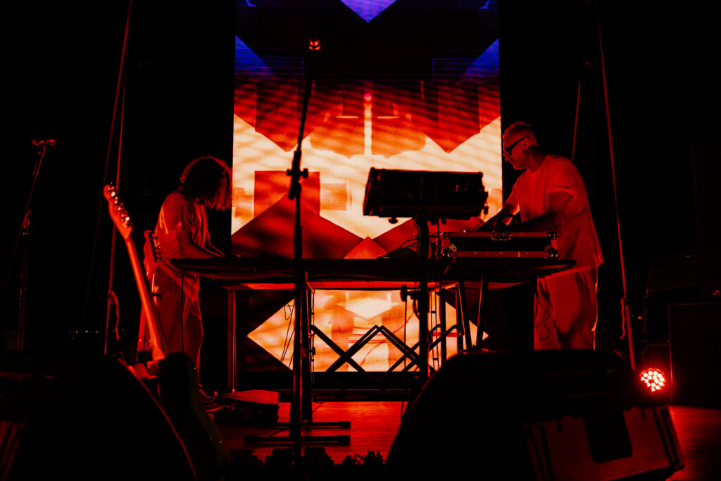 under:tones unisce tre personalità d’eccellenza della scena musicale internazionale: Alex Neri (Planet Funk), autentico pioniere dell’elettronica italiana e figura di riferimento che ha influenzato profondamente il suono degli ultimi trent’anni; Matteo Zarcone, polistrumentista e produttore attivo da anni tra Europa e Stati Uniti; e Sonny Reeves, frontman britannico dalla voce magnetica con una lunga esperienza di collaborazioni internazionali.