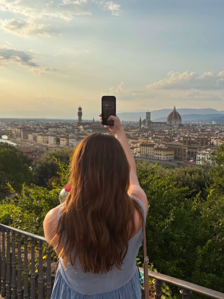 Turisti a Piazzale Michelangelo, Firenze, estate 2025