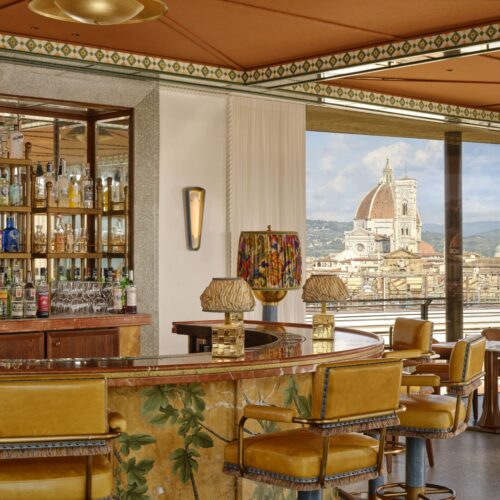 Cocktail signature del Cosimo Rooftop con vista panoramica sul centro storico di Firenze.