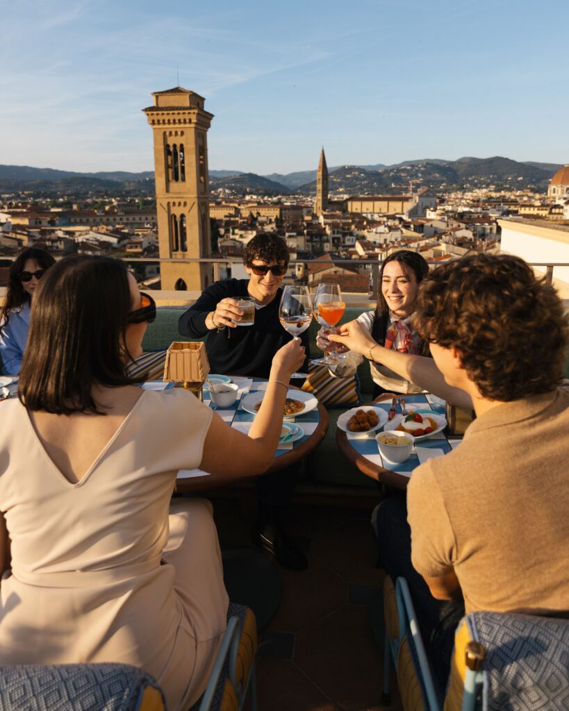 Cocktail signature del Cosimo Rooftop con vista panoramica sul centro storico di Firenze.