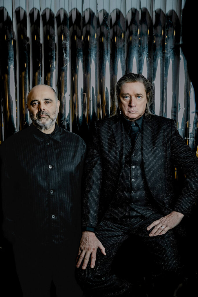 Teho Teardo e Blixa Bargeld in un ritratto promozionale.