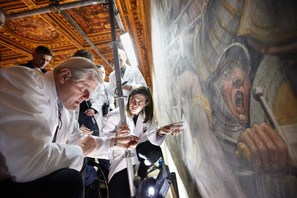 Maurizio Seracini al lavoro durante il progetto di ricerca sulla Battaglia di Anghiari a Palazzo Vecchio.