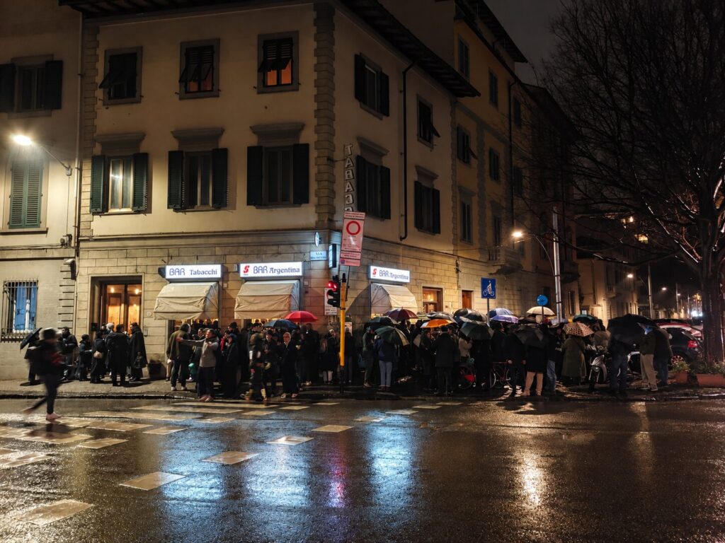 Bar Argentina in via della Mattonaia a Firenze durante una serata di pioggia