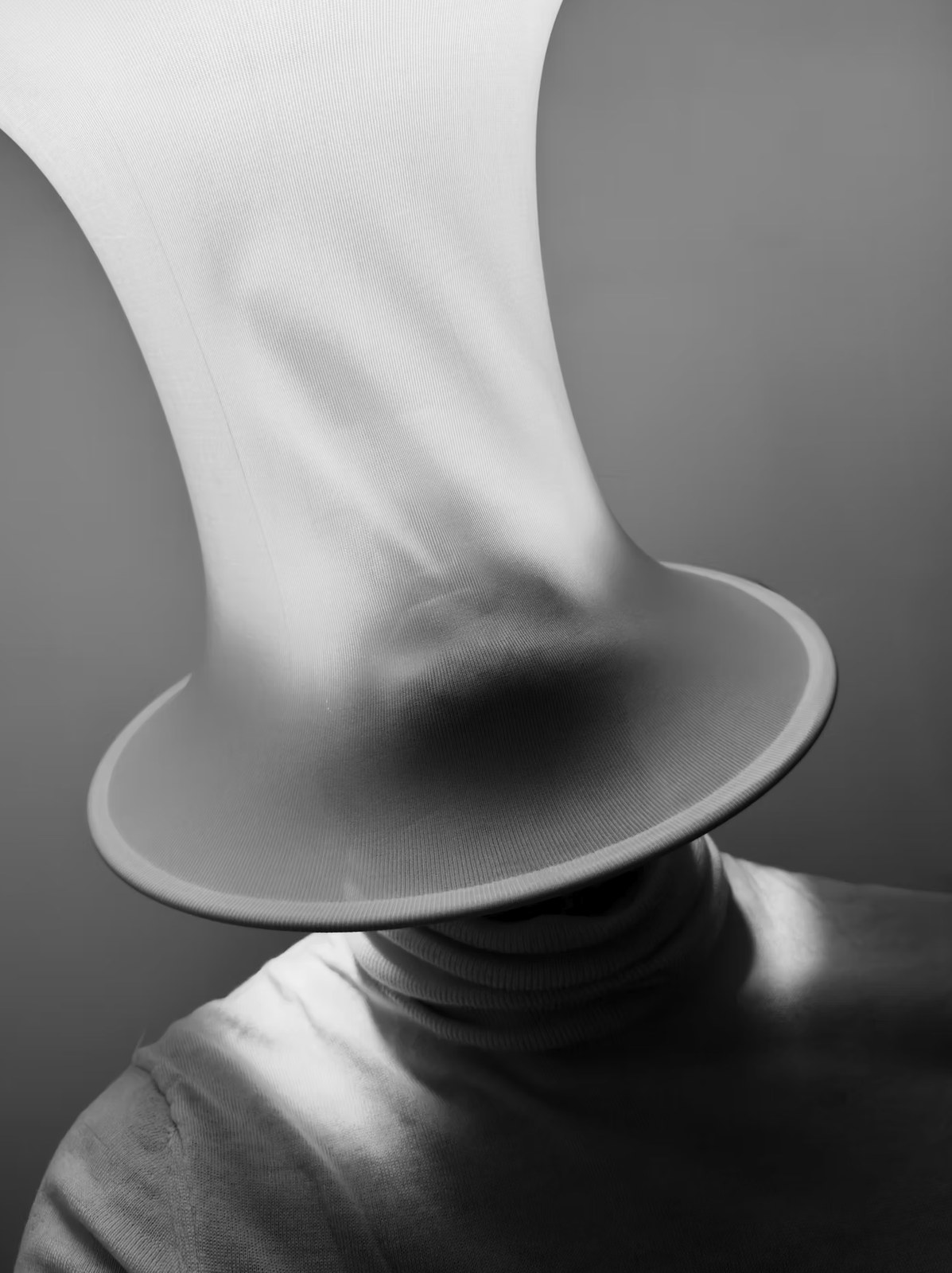 An almost abstract black-and-white shape that brings out light and matter: a photograph by Davide Barzaghi
