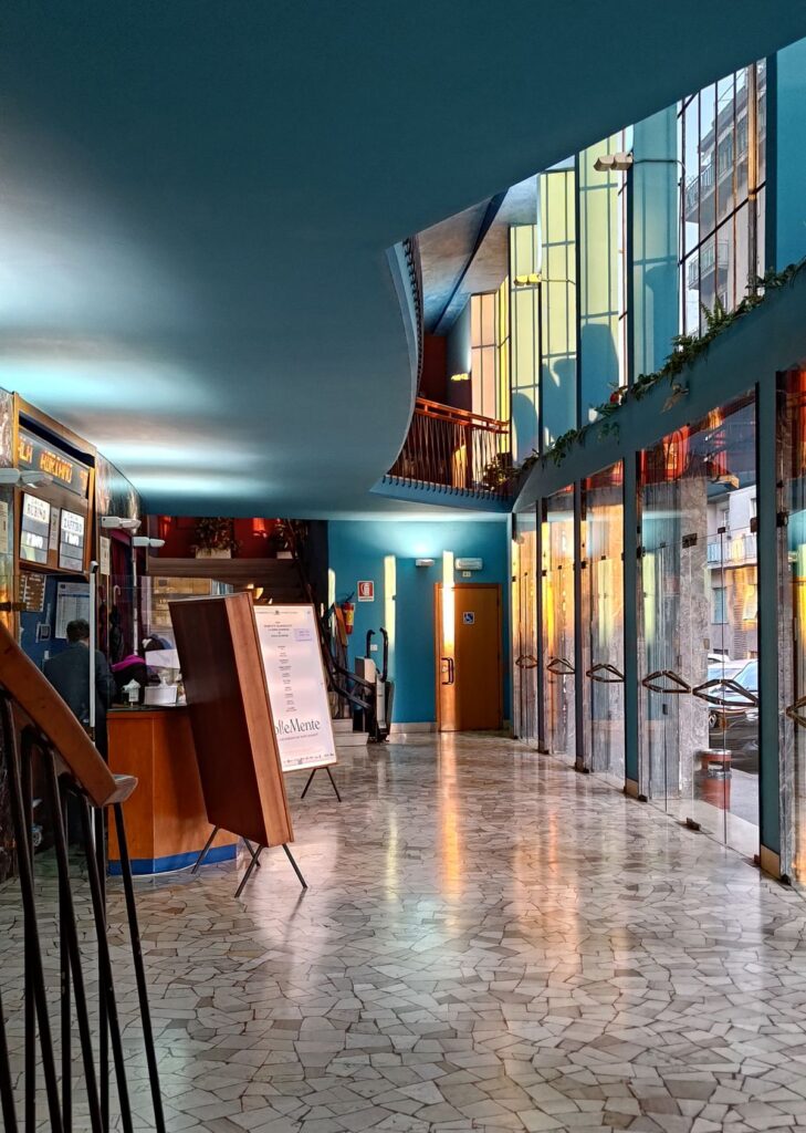 Il foyer del Cinema Adriano a Firenze