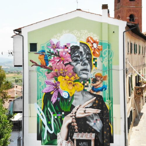 Murale Eden di Wallscape a Capannoli: volto di donna in bianco e nero fra fiori, un martin pescatore e un putto