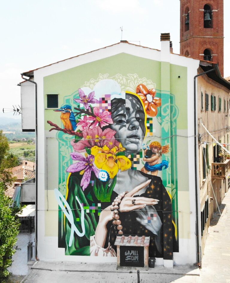 Murale Eden di Wallscape a Capannoli: volto di donna in bianco e nero fra fiori, un martin pescatore e un putto