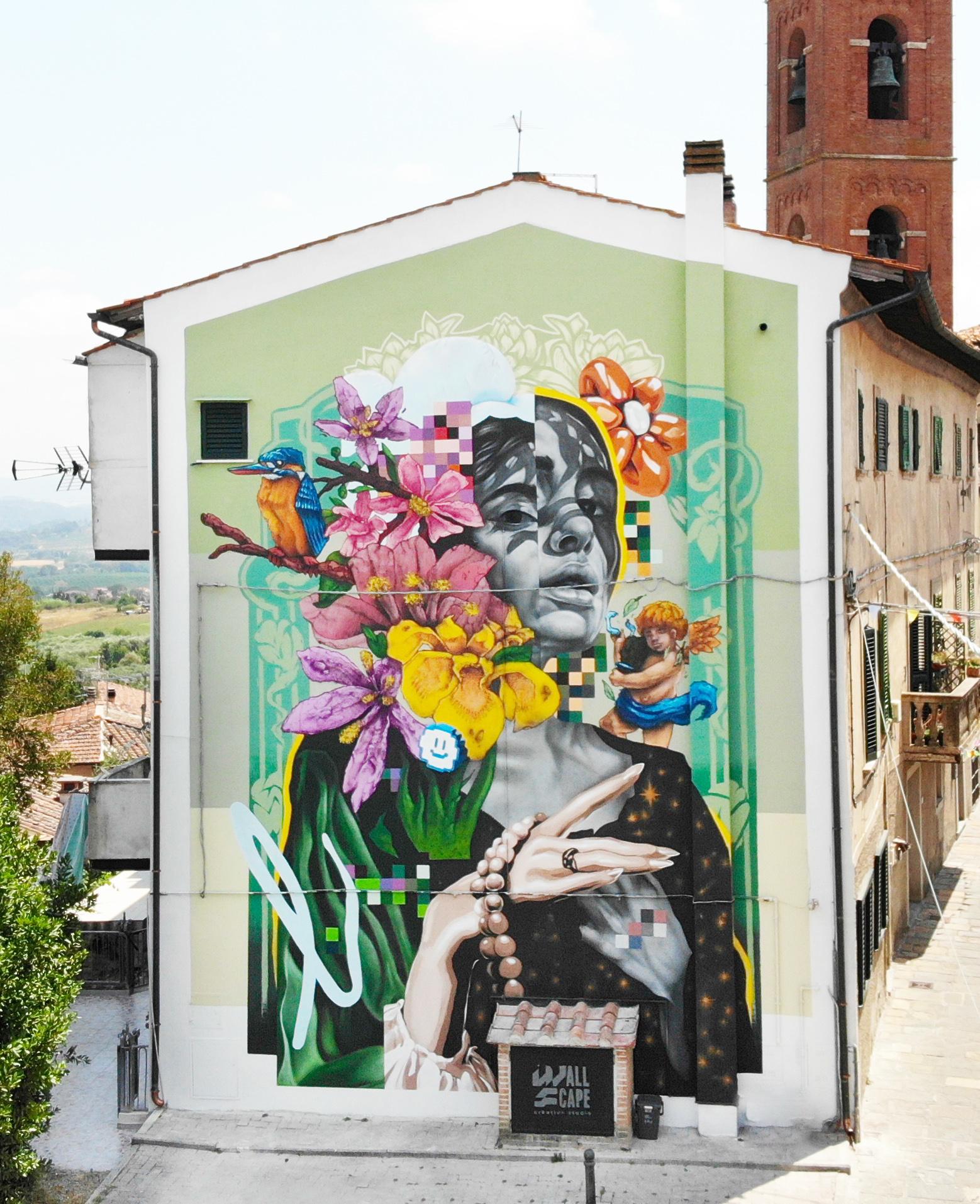 Murale Eden di Wallscape a Capannoli: volto di donna in bianco e nero fra fiori, un martin pescatore e un putto