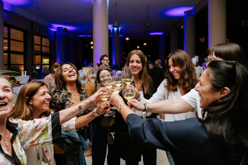 Ospiti che brindano alzando i calici durante la festa per i vent'anni dell'Hilton Garden Inn Florence Novoli