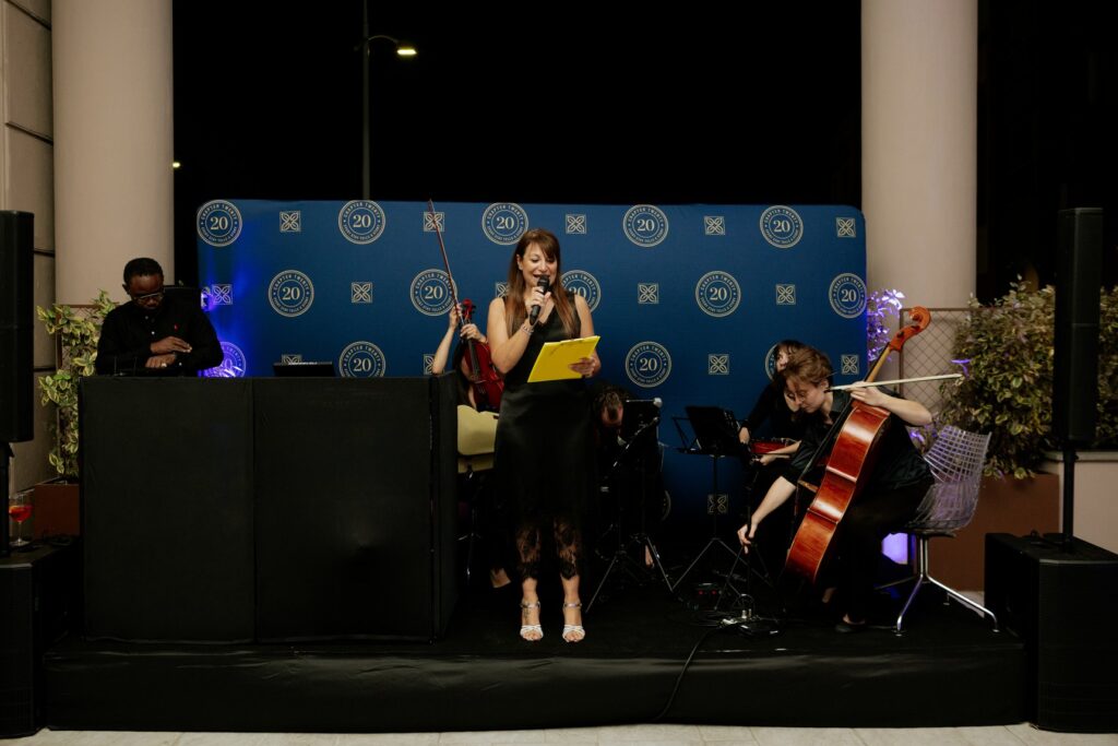 Eva Edili, presentatrice della serata Chapter Twenty, al microfono sul palco dell'Hilton Garden Inn Florence Novoli