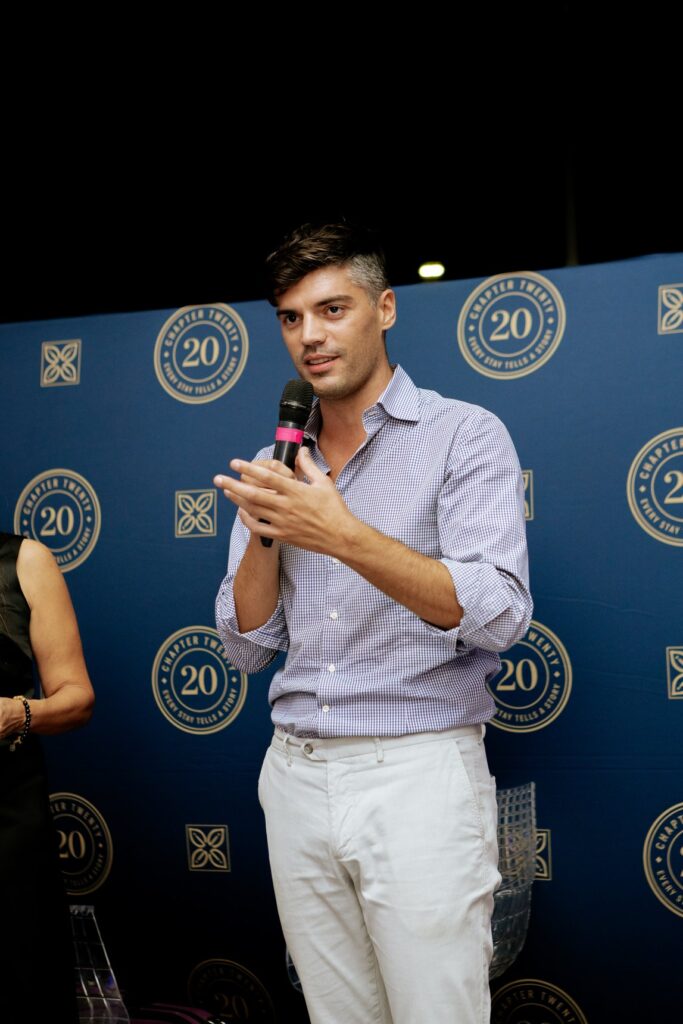 Filippo Ferraro, Presidente del Quartiere 5 di Firenze, interviene al microfono alla festa dei vent'anni dell'hotel