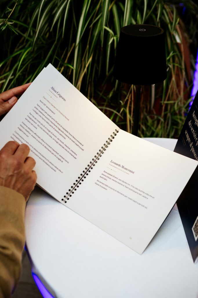 Il libretto «Le storie che ci avete scritto» aperto sulle testimonianze di ospiti e collaboratori dell'hotel
