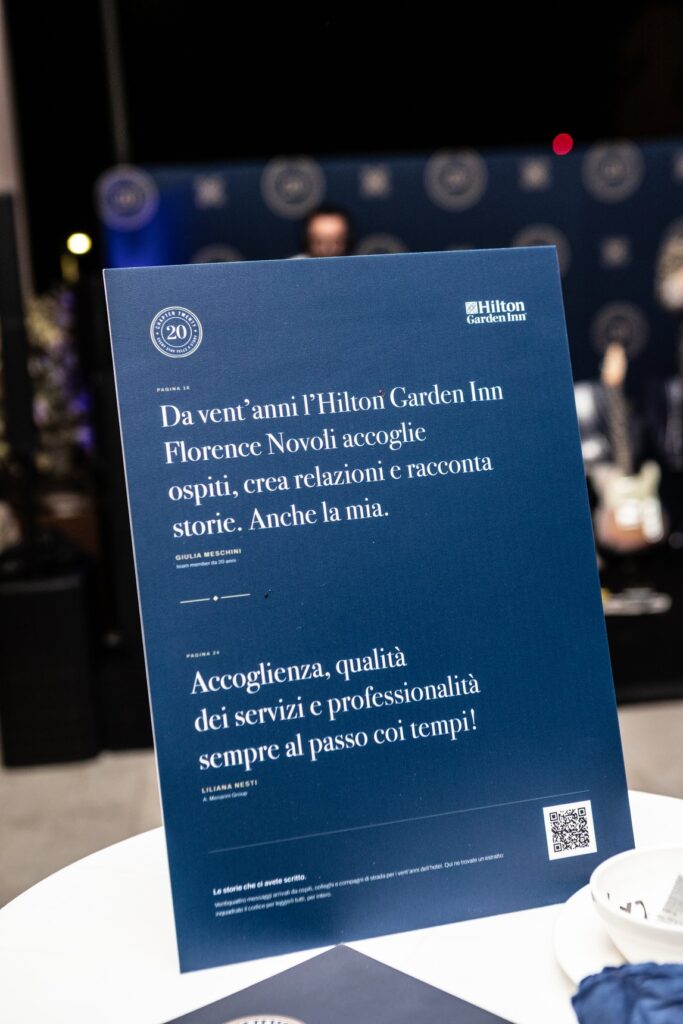 Un pannello della mostra «Le storie che ci avete scritto» con due testimonianze sui vent'anni dell'Hilton Garden Inn