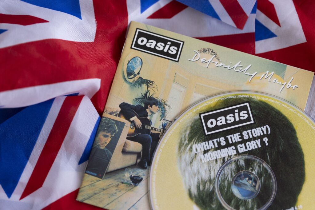 I dischi degli Oasis Definitely Maybe e (What's the Story) Morning Glory? su una bandiera britannica