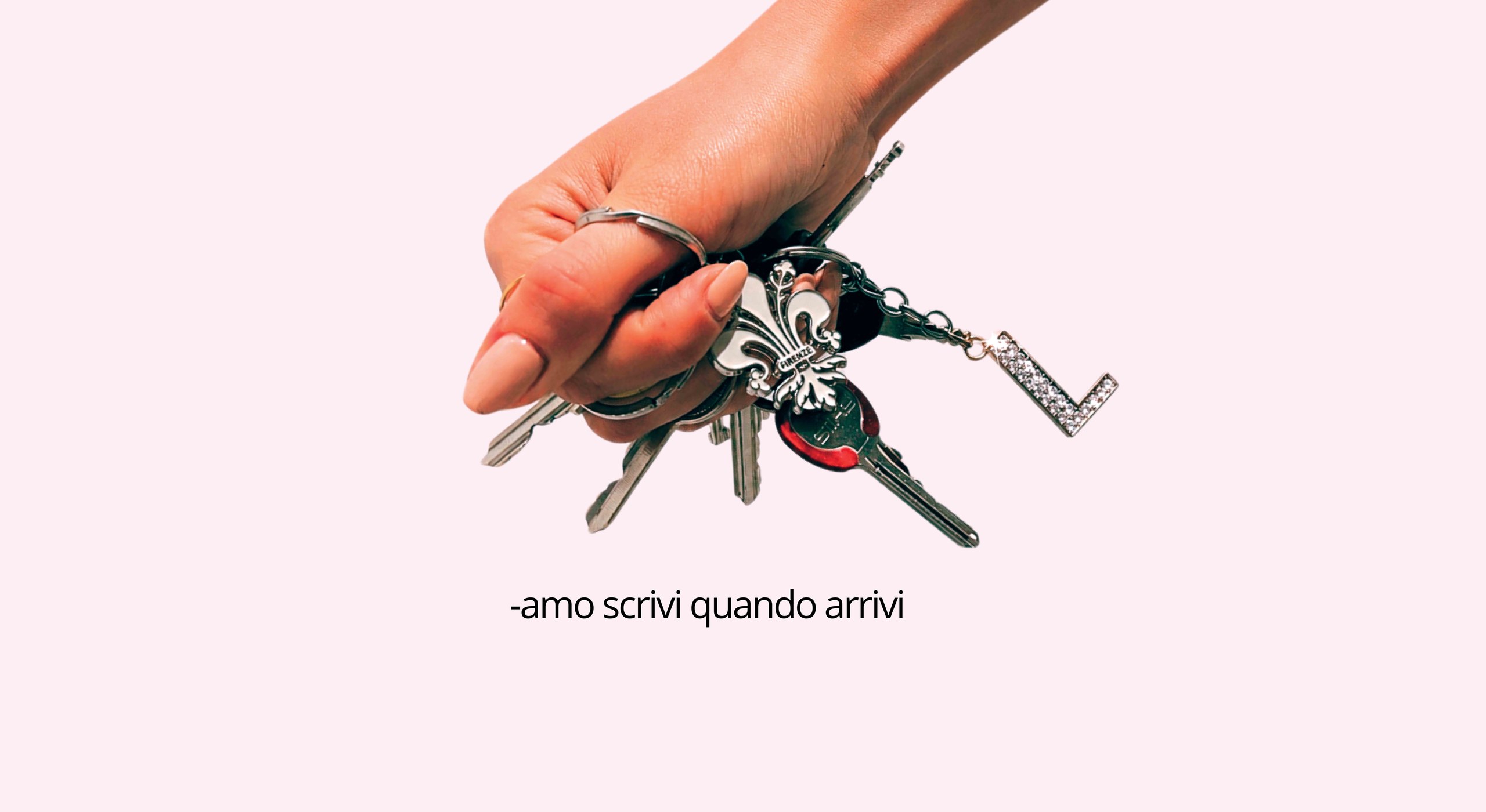 Manifesto con una mano che stringe un mazzo di chiavi fra le dita su fondo rosa e la scritta «-amo scrivi quando arrivi»