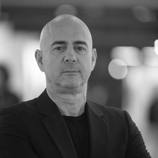 Ritratto in bianco e nero di Paolo Batoni, direttore di Lucca Art Fair, in giacca scura