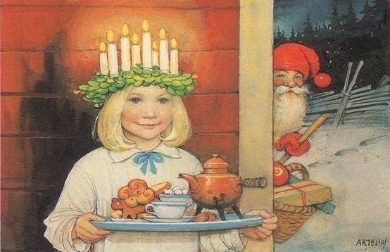 Illustrazione: una bambina con la corona di candele porta un vassoio con bricco e dolci, un folletto sbircia dalla porta