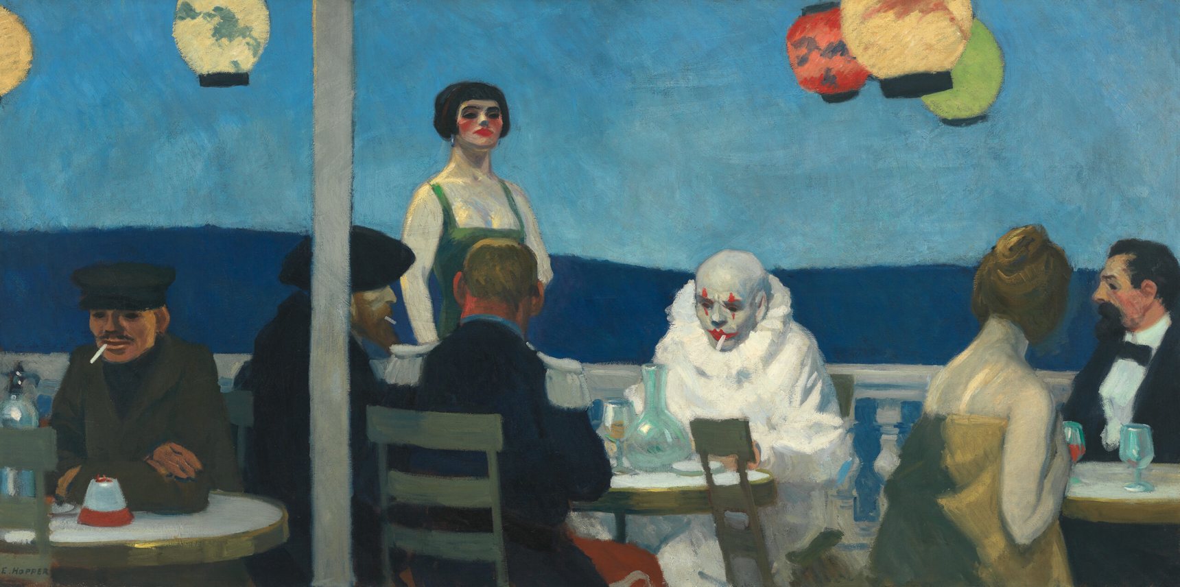 Soir Bleu di Edward Hopper: un pierrot vestito di bianco seduto al tavolino di un caffè all'aperto, fra altri avventori