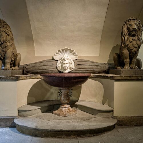 Una delle Fonti dei Leoni nel Cortile della Dogana di Palazzo Vecchio: due leoni ai lati di un mascherone sopra la vasca