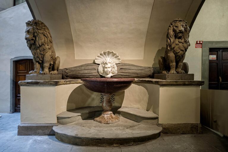 Una delle Fonti dei Leoni nel Cortile della Dogana di Palazzo Vecchio: due leoni ai lati di un mascherone sopra la vasca