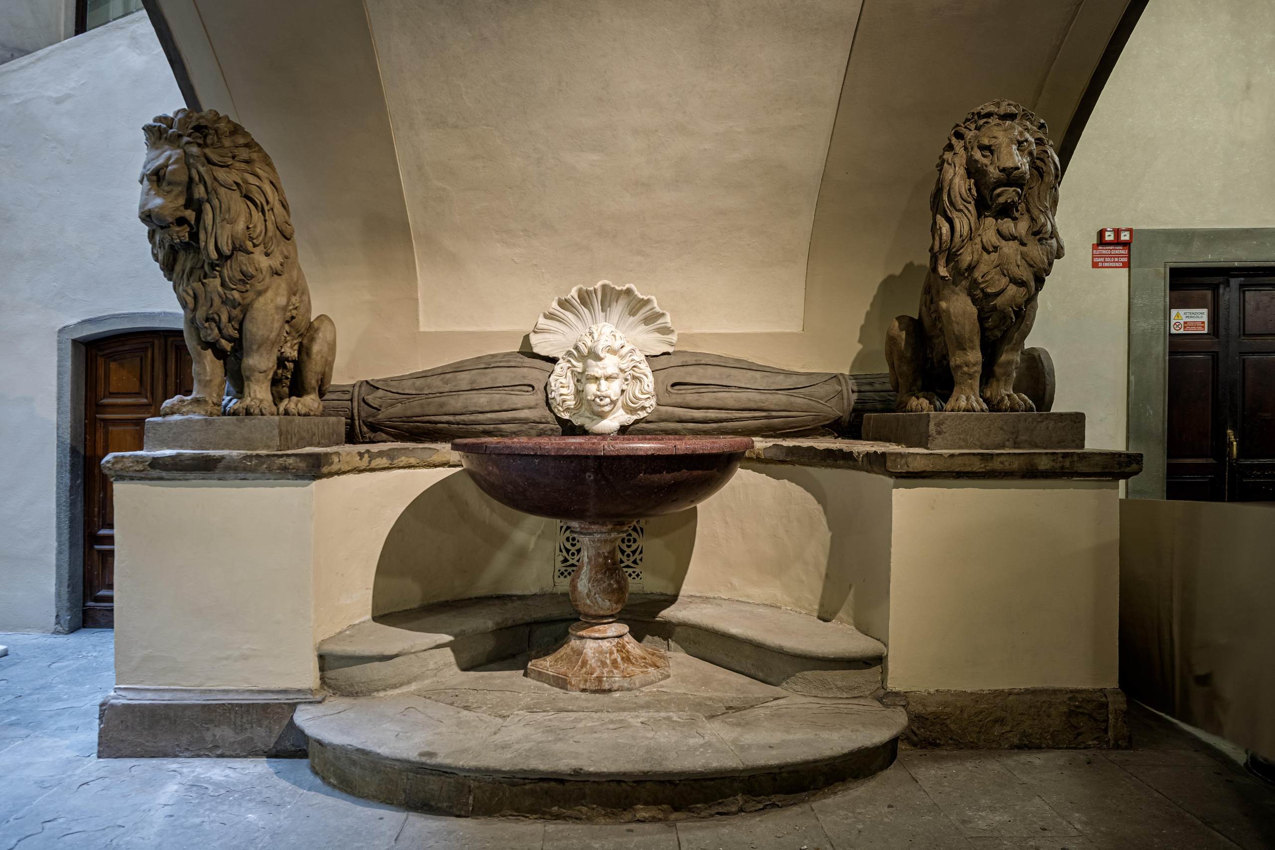 Una delle Fonti dei Leoni nel Cortile della Dogana di Palazzo Vecchio: due leoni ai lati di un mascherone sopra la vasca