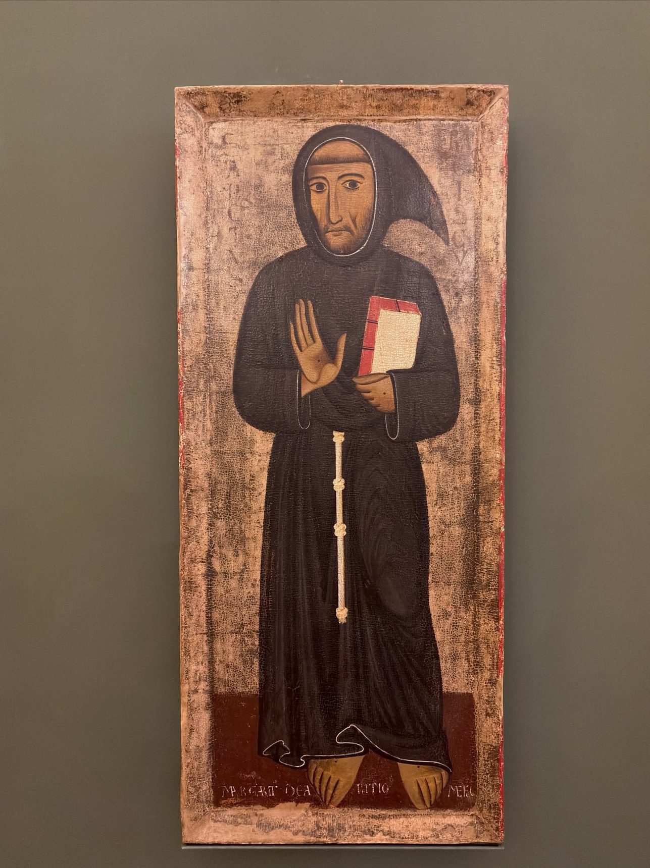 Tavola di Margarito d'Arezzo su fondo oro: San Francesco in piedi nel saio scuro, con un libro rosso e la mano alzata