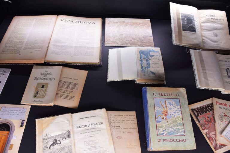 Vetrina della mostra su Collodi con libri su Pinocchio, tra cui «Il fratello di Pinocchio» e «Il segreto di Pinocchio»