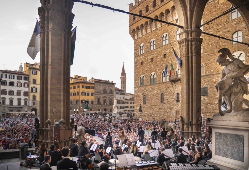 Il pubblico riempie Piazza della Signoria davanti a Palazzo Vecchio, vista dalla Loggia dei Lanzi, al New Generation Festival
