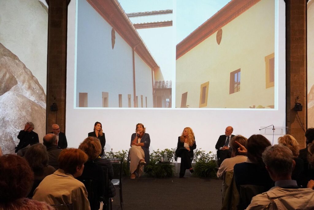 Il pubblico in sala davanti ai relatori durante la presentazione del restauro, con un grande schermo alle spalle