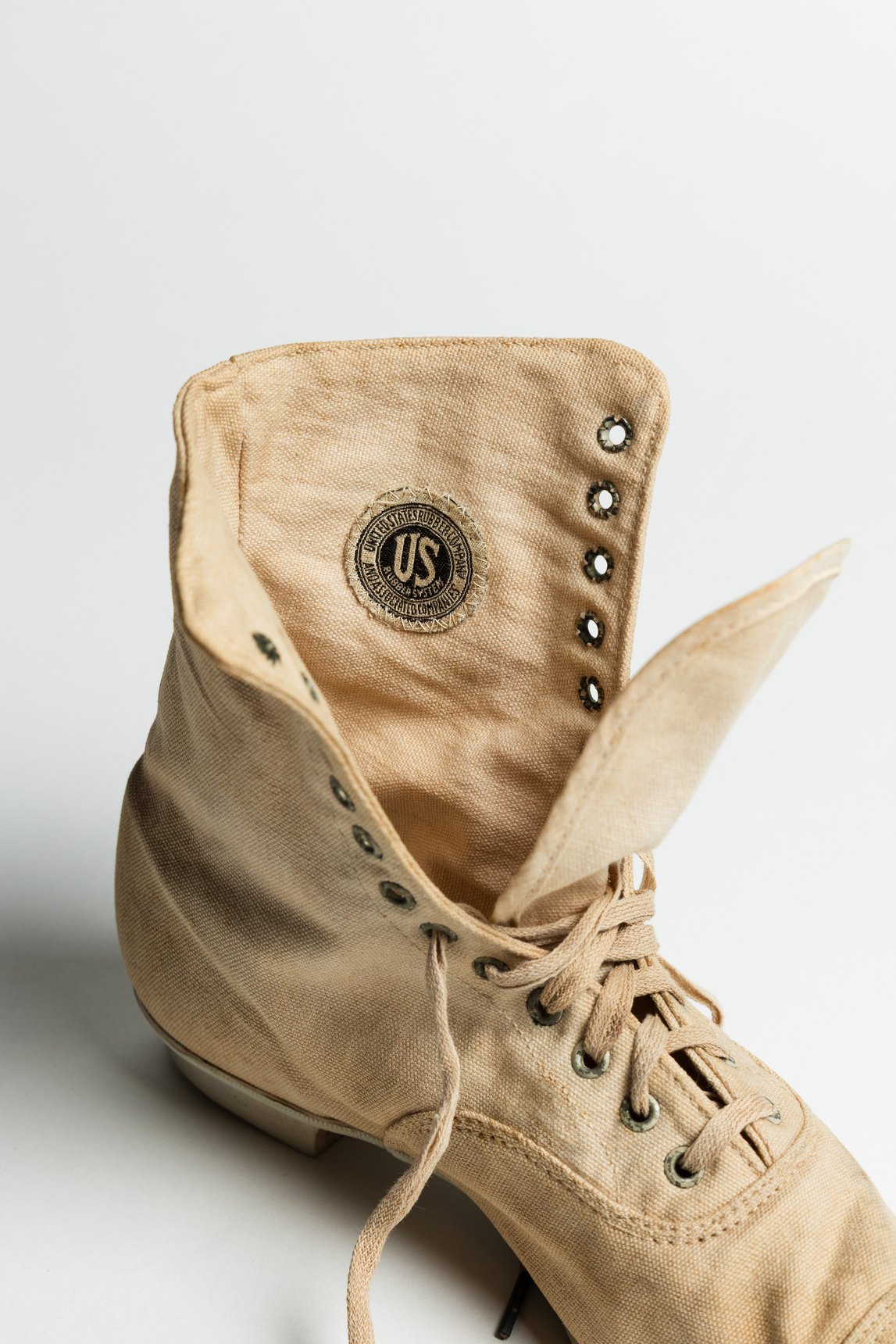 Regent Keds women's athletic boot in light canvas, with high lacing and a rubber sole, on a white background