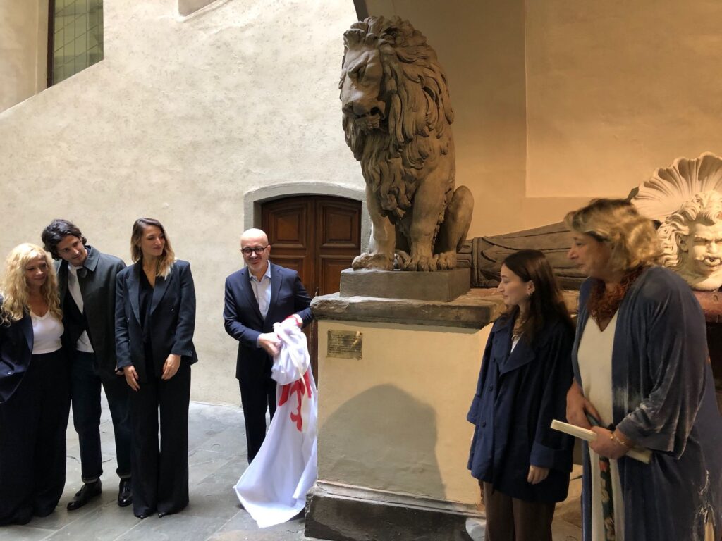 Lo svelamento della targa in memoria di Tommaso Melani accanto a uno dei leoni delle fonti, nel Cortile della Dogana