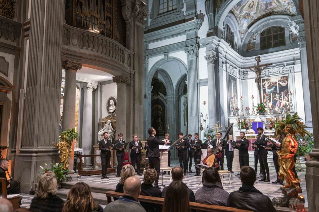 I cantanti di Vox Medicea in fila davanti all’altare della Chiesa di Santa Felicita a Firenze, con il pubblico seduto